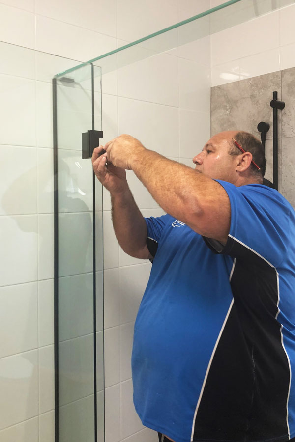 darren roberts installing frameless shower door DnD glass glazing located in tweed heads